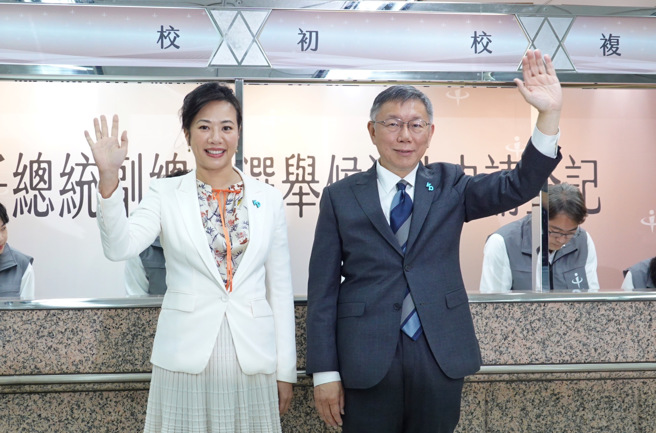 针对蓝白破局，民眾党总统参选人柯文哲（左）今上午在中选会登记后受访坦言，理念上有些差异，既然已经走到这地步，那就兄弟登山各自努力，他会秉持不互相攻击的原则。（张铠乙摄）