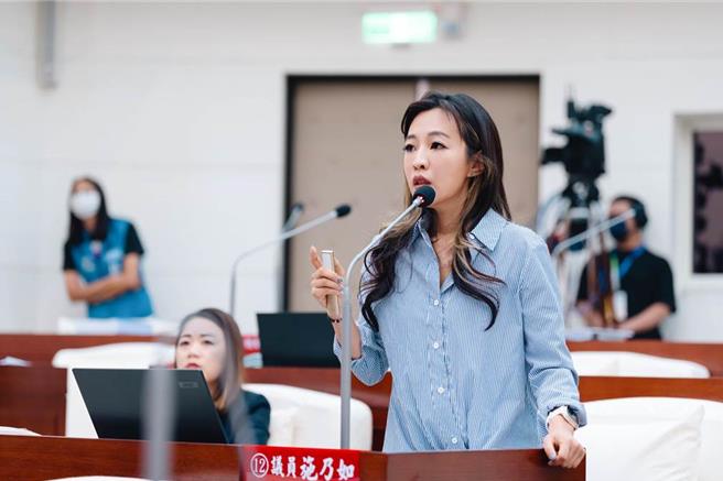 新竹市议员施乃如7日在市议会质询时，揭露竹市有3所学校的时薪特教助理员，竟然长达4个月没有拿到薪水。（施乃如提供／王惠慧新竹传真）