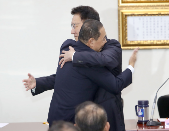 国民党24日举行中常会，由总统参选人侯友宜（左）郑重介绍搭檔的副总统人选赵少康（右），两人互相拥抱鼓励对方。 （郑任南摄）