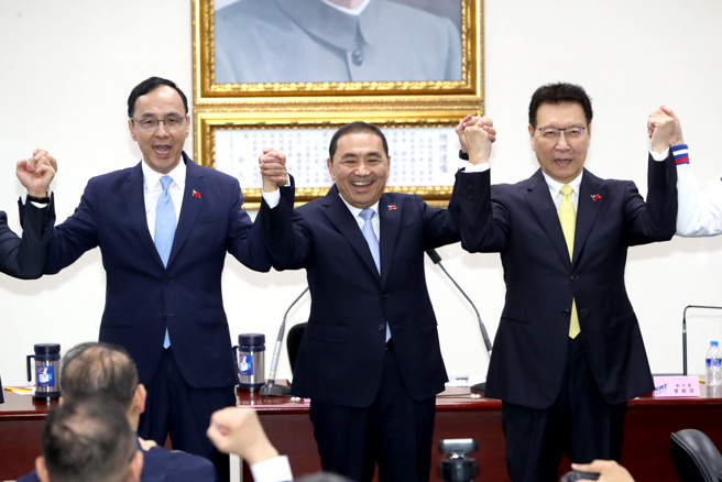 國民黨24日舉行中常會，由總統參選人侯友宜（中）鄭重介紹搭檔的副總統人選趙少康（右），偕同黨主席朱立倫（左）等幹部同喊凍蒜。 （鄭任南攝）