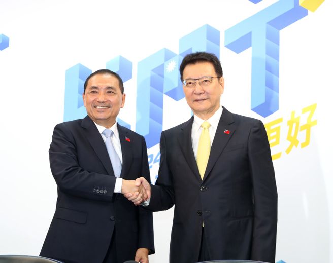 國民黨24日舉行中常會，由總統參選人侯友宜（左）鄭重介紹搭檔的副總統人選趙少康（右），兩人接受媒體訪問後再度握手展勝選意志。 （鄭任南攝）