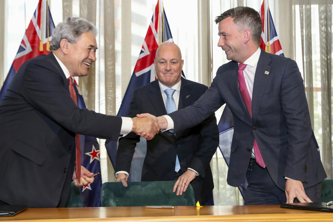 紐西蘭國會選舉過後，政黨就部會首長人選和政策方向歷經一個多月協商，今天正式簽署一項組成3黨新聯合政府的協議。（圖/美聯社）

