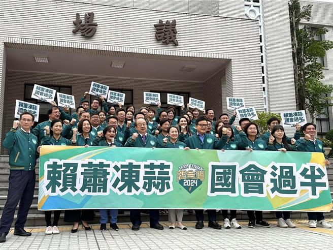 民进党副总统参选人萧美琴今回娘家，不少民进党立委抢着跟她合照。（摘自郑运鹏粉丝专页）