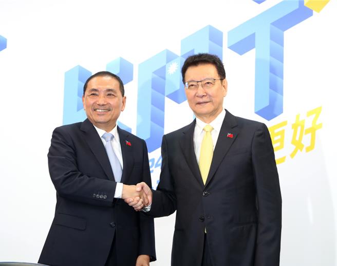 国民党总统候选人侯友宜（左）今宣布与中广董事长赵少康（右）搭檔参选正副总统。（郑任南摄）