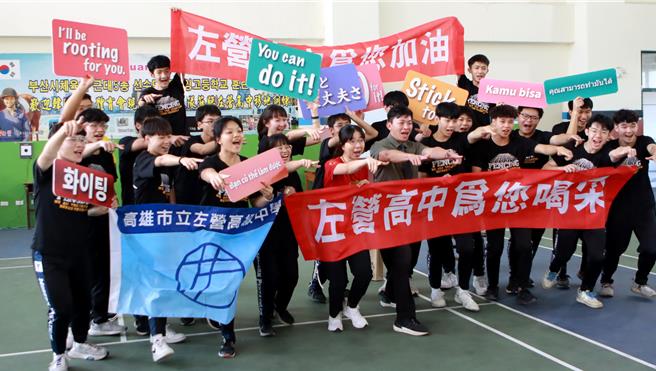 南台灣最大馬拉松盛事「2023高雄富邦馬拉松」將於今年11月25、26日熱鬧登場，左營高中和中華藝校共號召逾300名學生加入城市啦啦隊行列，展現青春活力，奮力為選手吶喊。（高市府運發局提供／洪浩軒高雄傳真）