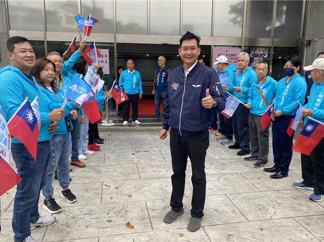 国民党立委参选人林国春24日完成登记参选，立委游毓兰等人陪同登记，大批支持者为林国春加油打气。（高钧麟摄）