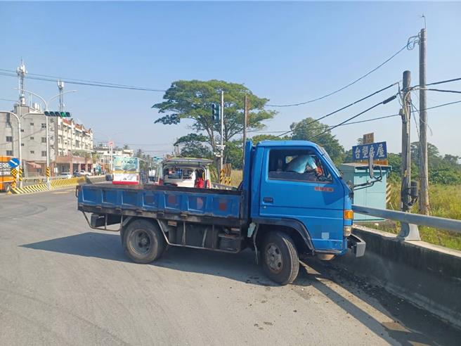 一对夫妻在国10高速公路上驾驶大货车，未料准备下交流道时车子突然熄火，先生于是下车徒手推车，太太在驾驶座控制方向盘，结果车辆行驶不慎撞上护栏。（警方提供／林雅惠高雄传真）