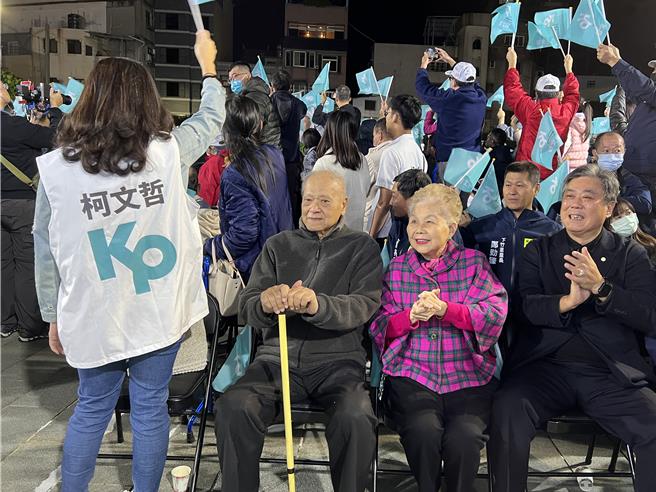 對於藍白合的結果，柯媽何瑞英認為「自己選自己的當然比較好」，最終就看誰比較努力認真。圖為柯爸柯承發（前排右三）、柯媽何瑞英（前排右二）11月18日參加竹市廟口開講。（本報資料照）