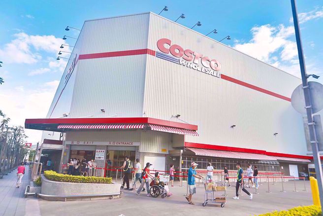 好市多黑五进入第5天，今天一早许多会员到卖场抢购DYSON吸尘器。（本报资料照片）