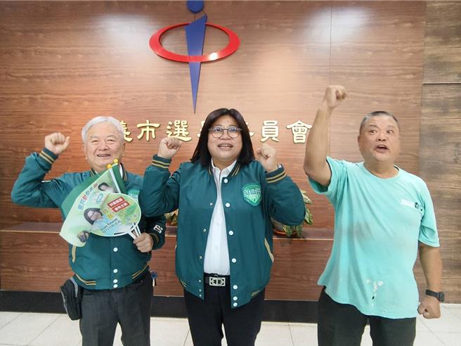 民进党嘉义市立委王美惠拚连任，登记完后与庄国辉（左）、沈升益（右）高呼挺台湾。（廖素慧摄）