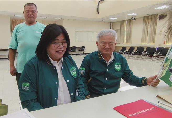 民进党嘉义市立委王美惠拚连任，今天由庄国辉（右）、沈升益（后）陪同登记。（廖素慧摄）