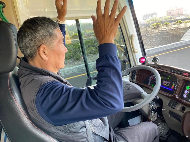 自驾公车仍需要安排1名安全驾驶员，行驶中驾驶可双手放开，但仍要应对突发状况。（陈佑诚摄）