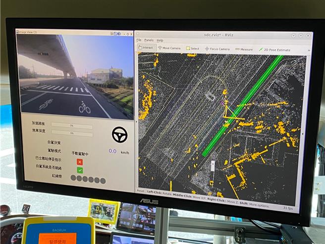 自驾公车上的监控萤幕，可随时掌握自驾系统的数据。（陈佑诚摄）