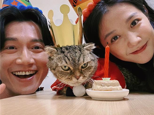 吴慷仁（左）41岁大寿，女友邵雨薇全忘光光，照片为日前２人为爱猫庆生。（摘自邵雨薇脸书）