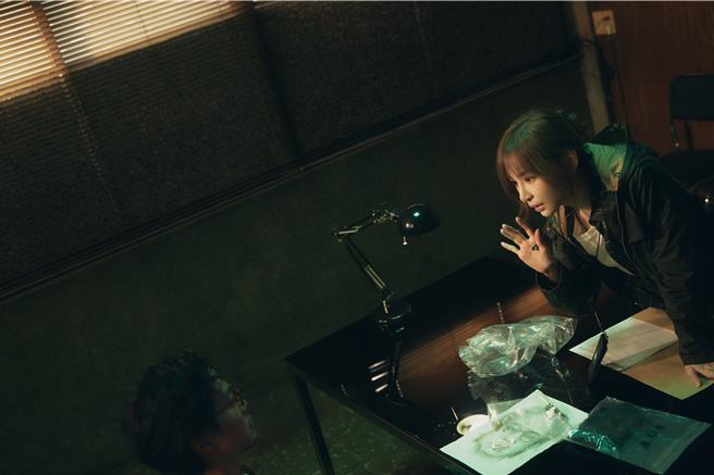 王心凌（右）邀请薛仕凌合作演出MV。（天晴娱乐提供）