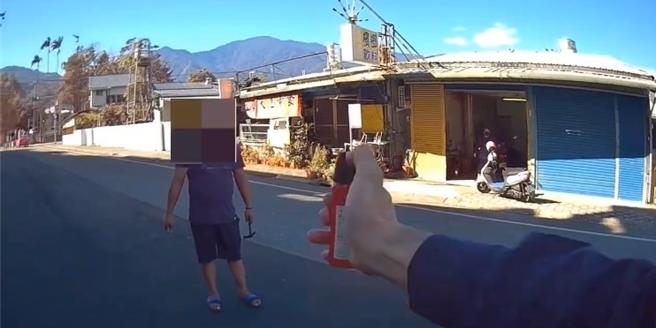 花莲县玉里镇一名45岁叶姓男子，昨疑因家庭纠纷，突持长锯与铁鎚在医院前挥舞，警方最后对空鸣枪1发制止，并用警用防护行喷雾剂将人制伏，全案依法移送花莲地检署侦办。（玉里警分局提供／罗亦晽花莲传真）