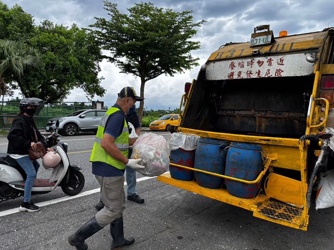 花莲市试办定时定点清运，民眾于定点丢垃圾。(图/花莲县环境保护局提供)