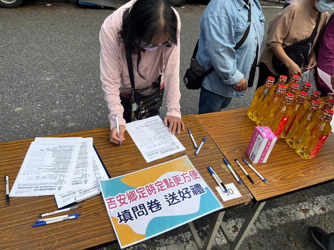 吉安乡试办定时定点清运，民眾填写满意度调查表。(图/花莲县环境保护局提供)