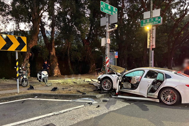 高雄保时捷自撞号志杆 ，车头全烂维修恐数百万。(戴志扬翻摄)