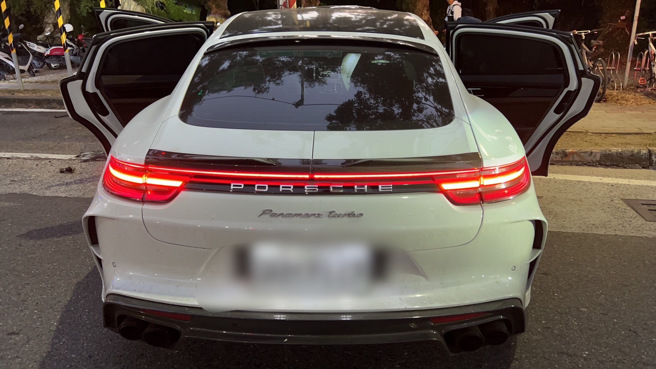 高雄保时捷自撞号志杆 ，车头全烂维修恐数百万。(戴志扬翻摄)