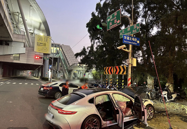 高雄保时捷自撞号志杆 ，车头全烂维修恐数百万。(戴志扬翻摄)