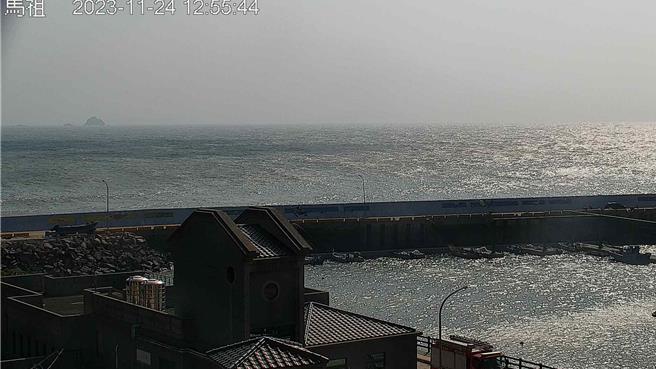 大陸上海昨天出現霾害，並在今天隨著東北風逐漸影響台灣。（翻攝自空氣品質監測網／林良齊台北傳真）