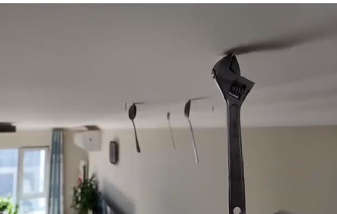 北京有屋主家中天花板能吸上含鐵物質品，特殊的現象也讓不少人嘖嘖稱奇。（圖／翻攝自微博）