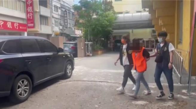 台中男子3月时被诱骗至缅甸工作遭囚禁，警方调查发现主嫌朱姓女子（中）与赖姓丈夫在台湾、缅甸分工犯案，于是先透过外交部与民间组织将男子救出返台，再追查朱女与张姓共犯，询后以诈欺、人口贩运、组织犯罪等罪嫌送中检侦办。（民眾提供／潘虹恩台中传真）