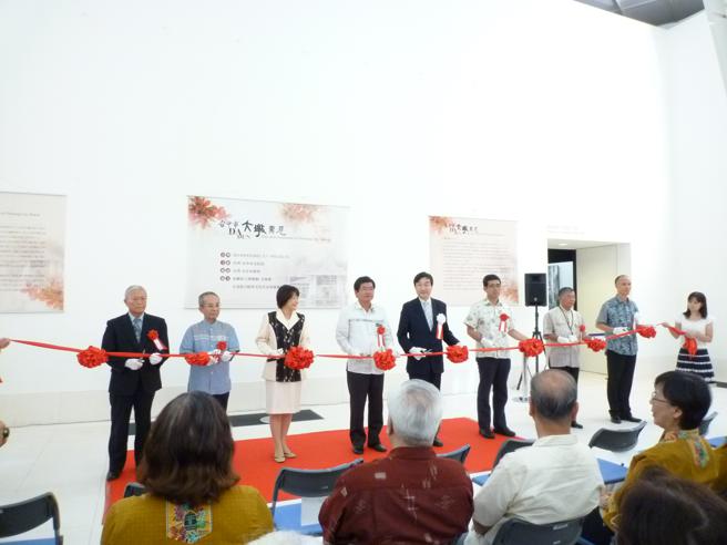 2010年臺中市大墩美展文化交流展开幕剪彩，现任副市长、时任文化局长黄国荣担任主剪者。（照片来源：臺中市政府文化局提供） 现年58岁的徐娟娟，年轻时因为母亲一句话「女孩子就要去公家机关」。民国72年10月从美工科毕业后，就到文化中心筹备处任职。在大墩文化中心服务超过40年，从手绘美术到电脑绘图，徐娟 娟精益求精，更常自费学习。馆内海报、美术、设计几乎都出自她的巧手。时值大墩文化中心40周年馆庆期间，徐娟娟欢迎民眾走访文化中心，欣赏期间限定特展，探索大墩之美。
