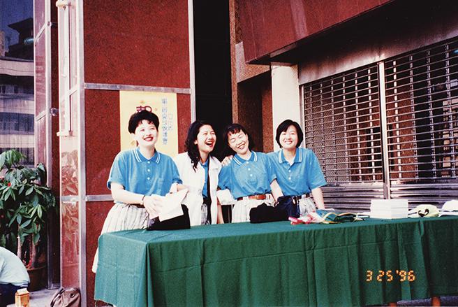 1996年臺中市政府文化局举办第一届桌球锦标赛，张月芬（左一）与同事于报到处合影。（照片来源：臺中市政府文化局提供）