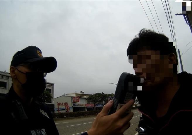 台中市45岁唐姓男子（右）日前浑身酒味、未戴安全帽，遭警拦查。（大甲警分局提供／张妍溱台中传真）