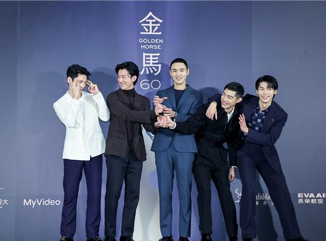 林柏宏（左起）、吴慷仁、阮经天、王柏杰、许光汉假装抢金马奖。（罗永铭摄）