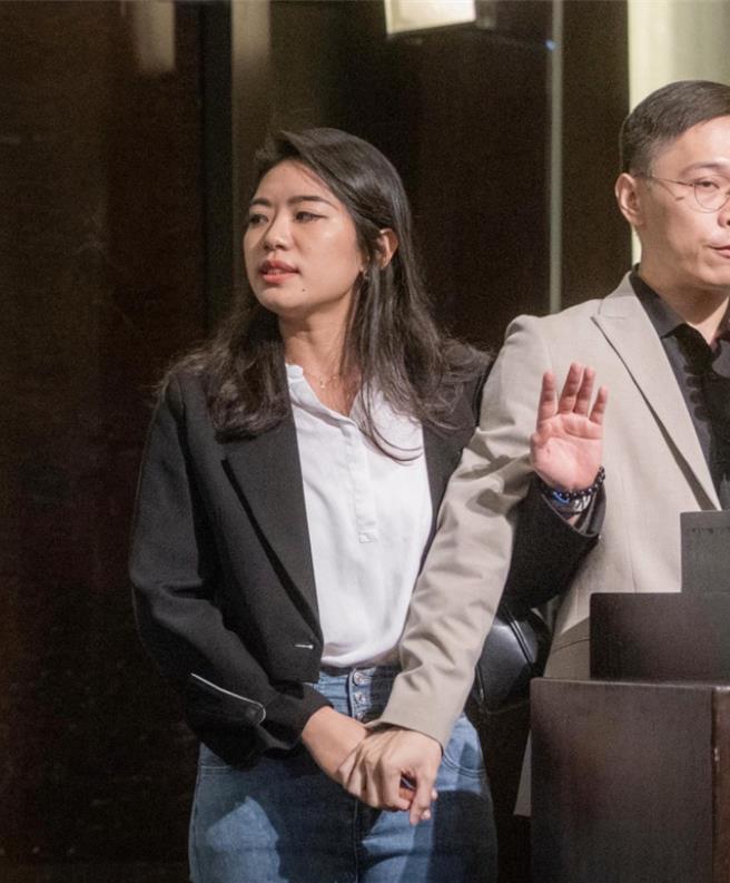 郭办发言人黄士修抓着国民党发言人杨智伃的手，杨感到不适大喊「不要碰我」。（国民党提供）