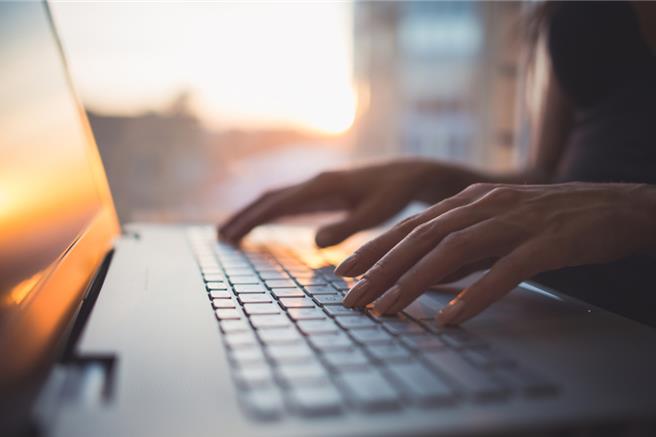 黄姓玩家称花了百万元练出的游戏角色，请人代练却被7万元偷卖掉。（示意图／shutterstock）