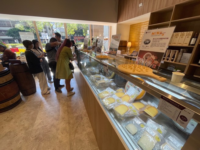 「威士威酒食超市」台北中山国小店、台中英才店两间全新门市火热开幕，掀起热潮。(谢明智摄)