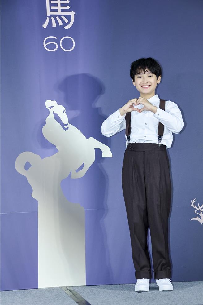 刚满11岁的黄梓乐一上台狂比爱心，被誉为今日最可爱。（罗永铭摄）