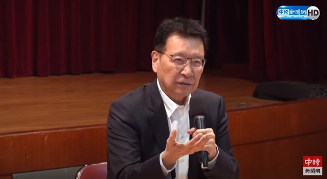 国民党24日拍板，中广董事长赵少康担任副总统参选人，与总统参选人侯友宜搭檔参选2024总统大选。图为赵少康下午在中广举行记者会。(截自中时新闻网直播)