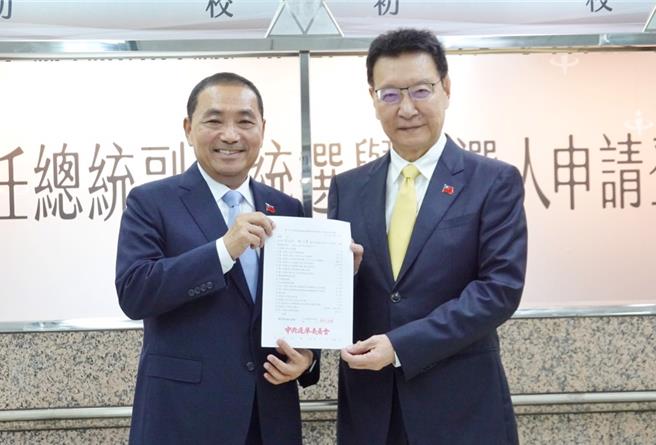 国民党总统参选人侯友宜（左）与副总统参选人赵少康（右）24日前往中选会登记为候选人。（姚志平摄）