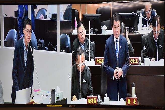 苗栗县议会县政总质询，24日县议员邱毓兴（左）询问县长锺东锦如何看蓝白合破局。（谢明俊摄）
