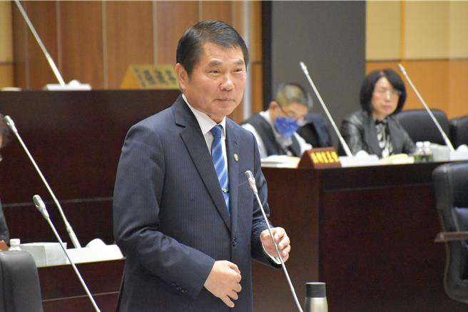 苗栗县议会县政总质询，苗栗县长锺东锦希望不管谁当选，都要能帮苗栗解除财政控管。（谢明俊摄）