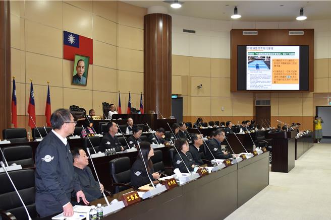 苗栗县议会县政总质询，24日轮由县议员叶忠伦质询绿底行穿道安全问题。（谢明俊摄）