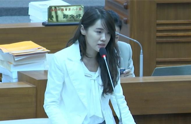 基隆市议会24日审查「基隆市学校午餐自治条例」时，多位议员提出意见。身为营养师的议员许睿慈要求跨校联合配置营养师，并公告食材抽查检验结果，也要增订学校营养午餐委外办理作业原则，至于营养午餐经费也应成立专户管理。（徐佑升摄）