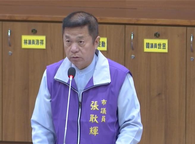 基隆市议会24日审查「基隆市学校午餐自治条例」时，多位议员提出意见。无党籍议员张耿辉希望增订直接针对午餐供应商的罚则，对于违规的厂商处以1万元以上、10万元以下罚锾，并得限期改善，连续处罚。（徐佑升摄）