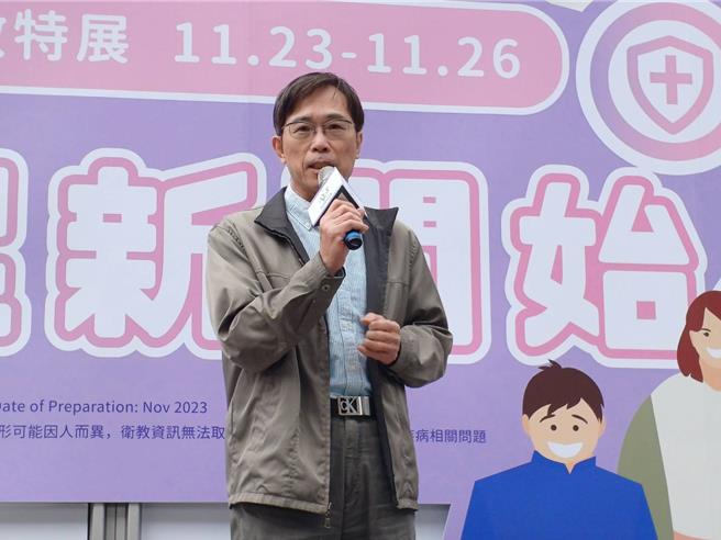台湾疫苗推动协会理事长黄玉成说明，均衡饮食、生活作息正常、非药物介入措施、疫苗接种是预防传染的四大支柱。（王家瑜摄）