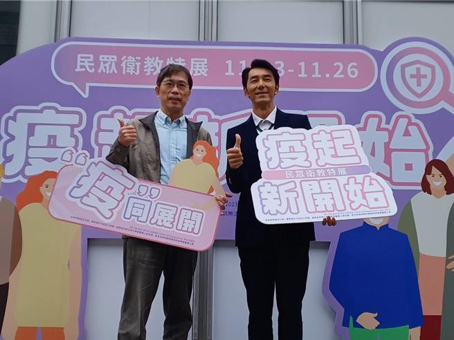 台湾疫苗推动协会（TIVS）23日至26日起举办「疫起新开始 民眾卫教特展」，由理事长黄玉成（左）替艺人李李仁（右）亲自导览。（王家瑜摄）