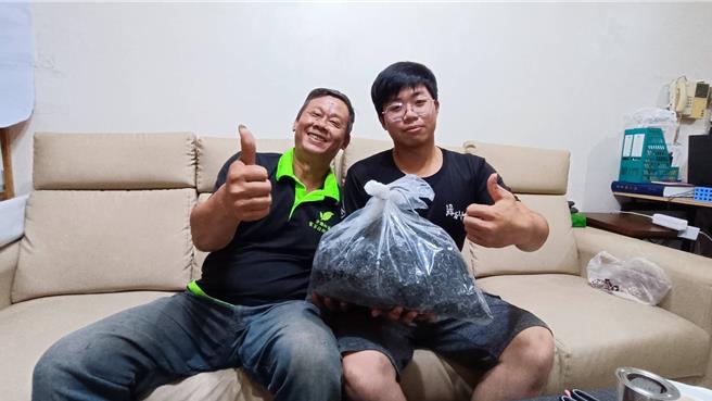 新北市农业局辅导三峡区农会，昨(23)日办理冬季碧螺春评鑑，今年夺得特等奖的柑仔园茶园，由父亲郑英尧及儿子郑申皓共同经营。（新北市农业局提供／刘玮晴新北传真）