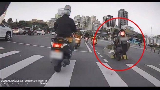 骑士没有注意到庇护岛，就这样撞了上去。（翻摄爆料公社）