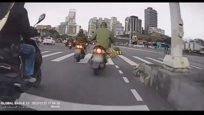 骑士过斑马线后突然右前方骑过去，完全没有发现庇护岛。（翻摄爆料公社）