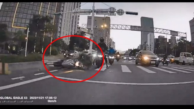 所幸后方车辆车速不快，没有追撞上去导致二次事故。（翻摄爆料公社）