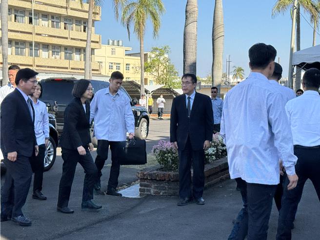 蔡英文總統(左二)24日下午專程南下向許文龍致哀。(曹婷婷攝)